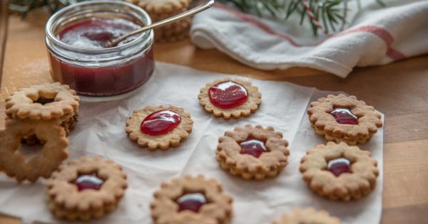 **5 Klasszikus Karácsonyi Sütemény Vegán Változata – Receptek és Tippek**

A karácsonyi ünnepek varázsa nemcsak a díszített fákban és a családi összejövetelekben rejlik, hanem a finom süteményekben is! Ha vegán étrendet követsz, ne aggódj, mert az alábbia