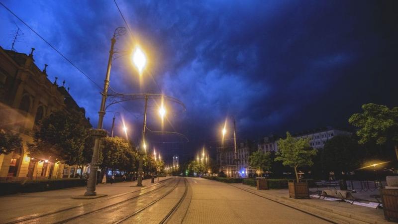 Zivatarokkal, hidegfronttal és jégesővel tarkított hétvége vár Debrecenre – a meteorológiai események izgalmas fordulatot hoznak! Készüljünk fel a hirtelen változásokra, mert az időjárás igazi meglepetéseket tartogat számunkra!