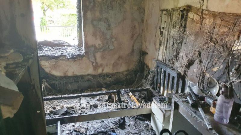A szomszéd vármegyében tragikus tűzeset történt, amely sajnos több áldozatot is követelt. Hat ember súlyos állapotban kórházba került, a hatóságok már megkezdték a vizsgálatot. A helyszínről készült fotók megrázó látványt nyújtanak.