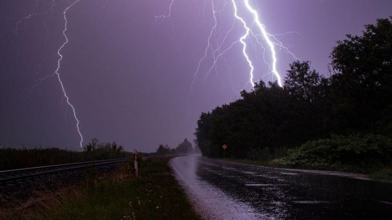 Közzétették a figyelmeztetést: Magyarország területén hamarosan heves zivatar és jégeső várható. (térkép)