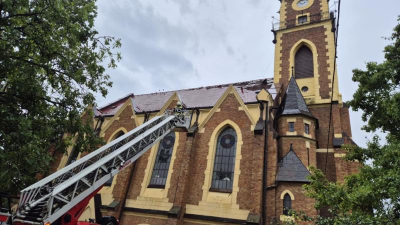 A vihar váratlanul csapott le a város ikonikus templomára, és most még kérdéses, hogy milyen sors vár rá. Az épület, mely generációk emlékét őrzi, most sebezhetővé vált a természet erejével szemben.
