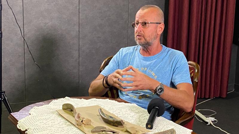 A hír hallatán a szolnoki régész azonnal útnak indult a helyszínre, szívében izgalommal telve, hiszen a táborozó gyerekek által felfedezett tárgyak ígéretes nyomokat sejtettek a múlt titkaiban.