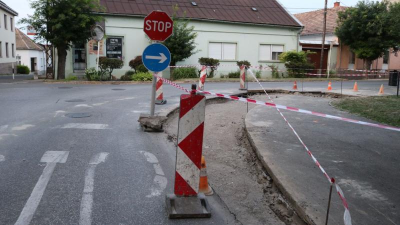 Kalocsán jelentős forgalmi akadályok várhatóak, mivel elindultak a fontos infrastrukturális munkálatok. A hosszabb időtartamú lezárások nehezítik a közlekedést, ezért érdemes figyelni a helyi híreket és alternatív útvonalakat keresni.