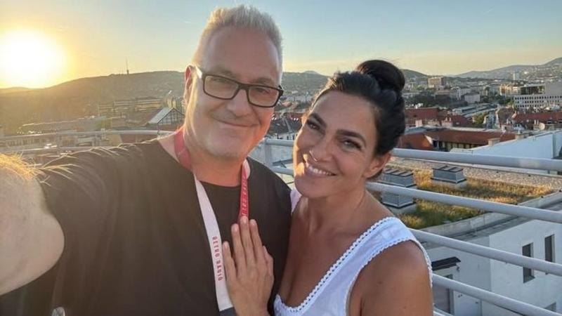 Bódi Sylvi, Magyarország elbűvölő szexbombája, most egy teljesen új fényben tűnik fel. Az eddigi megjelenései után egy új szerepben mutatkozik be, amely még inkább kihangsúlyozza sokoldalúságát és tehetségét. Az új kihívásokkal szembenézve Sylvi megmutatj