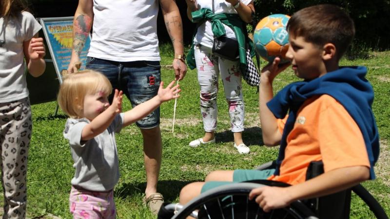 Mindenki mosollyal az arcán várja, amikor megérkezik a tarjáni adománybusz, hiszen ez a különleges jármű nemcsak friss pékárut, hanem vidám játékokat is hoz a házak elé.