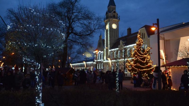 Már fellelhető a város karácsonyfájának keresése, mely a téli ünnepek hangulatát idézi elő.