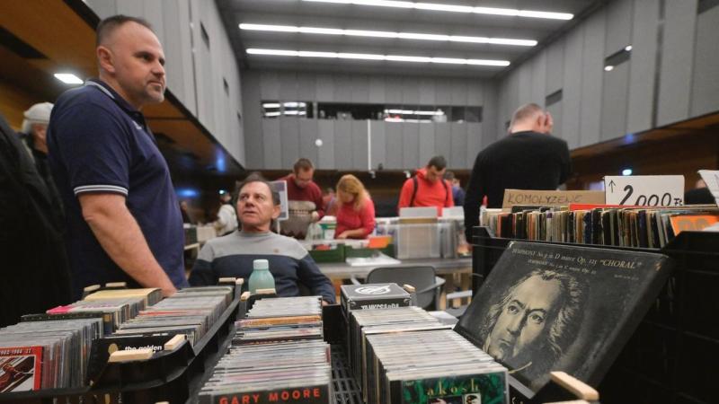 Szegeden olyan ritka bakelitlemez kincsek bukkantak fel, hogy a zenerajongók szinte el sem akarták hinni a szemüknek! A felfedezésről készült galéria és videó igazi csemegét nyújt a lemezgyűjtők számára.