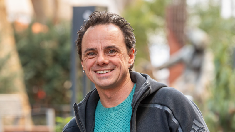 Sánta Laci szavai az édesanyjáról annyira mélyek és érzékenyek, hogy az ember szívét elönti a bánat és a nosztalgia, és könnyek nélkül nem lehet hallgatni őket.