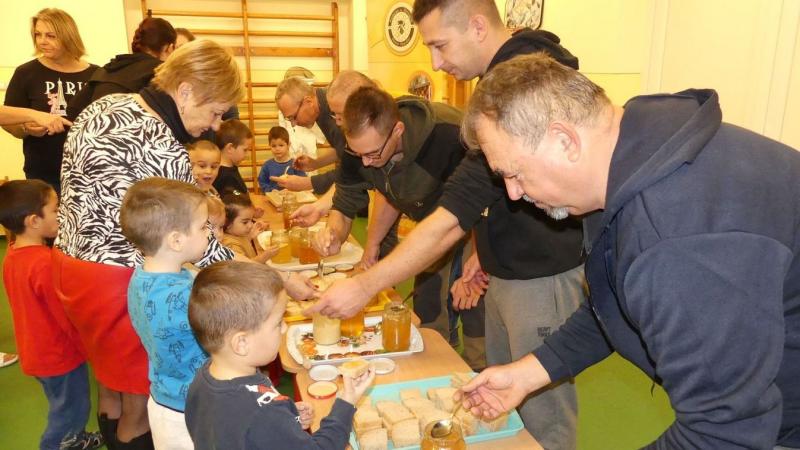 BAON - A madarasi méhészek különleges mézkóstolóra invitálták az érdeklődőket, ahol a Bácskai mézek gazdag ízvilágát ismerhették meg. A rendezvény során a látogatók a méhészet rejtelmeibe is betekintést nyerhettek, miközben a különböző mézfajtákat kóstolg