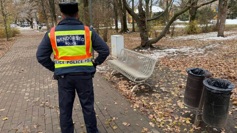 Tragikus esemény rázta meg Hajdúszoboszlót: Egy forgalmas parkban fegyverhez nyúltak, ami súlyos következményekkel járt. A helyszínen készült fotók tanúsága szerint a helyzet rendkívül feszültté vált, és a hatóságok azonnal a helyszínre érkeztek. A részle