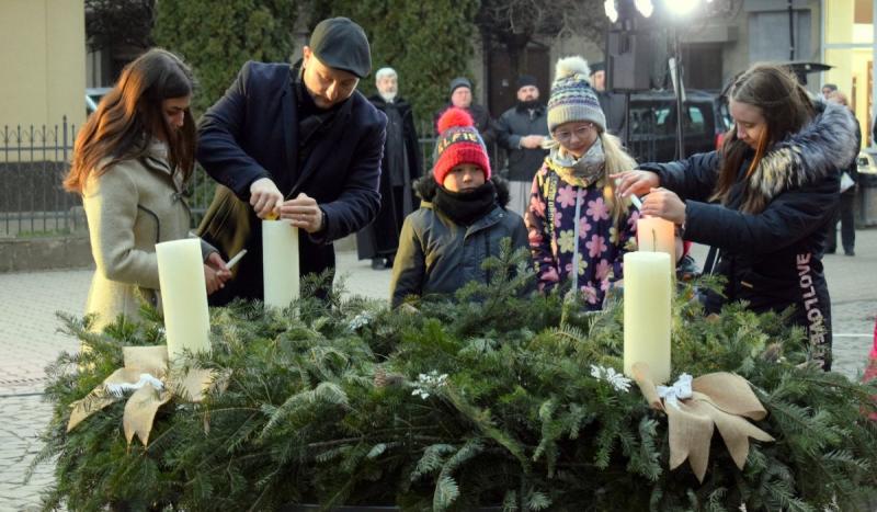 A szeretet fénye - Adventi gyertyagyújtás Beregszász szívében

Az adventi időszak varázsa minden évben elérkezik, és Beregszász főterén különleges ünnepség keretein belül gyűlnek össze az emberek, hogy együtt gyújtsák meg a szeretet lángját. Ez a szívhez 