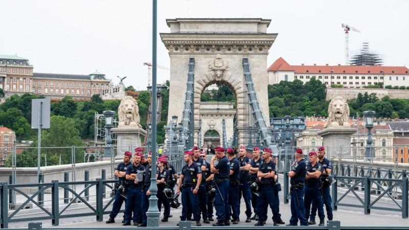 Idén nem terveznek fegyverpénz kifizetéseket a rendőrségi állomány számára, ami jelentős változást jelent a korábbi évek gyakorlatához képest. A döntés mögött több tényező áll, és a hatóságok célja, hogy új irányvonalat képviseljenek a rendvédelmi finansz