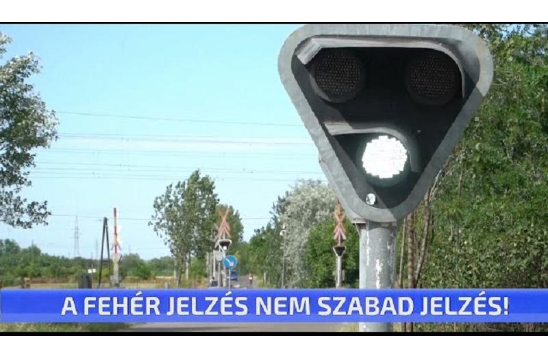 Fehéren vibrált a fényjelző berendezés a BAZ megyei vasúti átkelőnél, ahol egy héttel ezelőtt tragikus baleset következtében két ember életét vesztette.