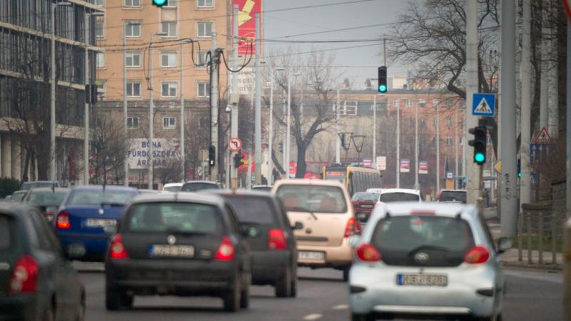 Különös hírekkel szolgálunk a főváros lakóinak: Budapest szívében egy forgalmas tér új arculatot kap, azonban a felújítások miatt számítani kell jelentős útzárakra is. - Pénzcentrum