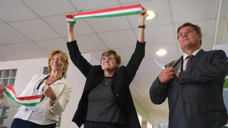 Új központ alakult a Szegedi Tudományegyetemen, amely az antimikrobiális és gombaellenes terápiák fejlesztését tűzte ki célul. E kezdeményezés mögött Karikó Katalin Nobel-díjas biokémikus anyagi és szakmai támogatása áll, amely elősegíti a korszerű gyógym