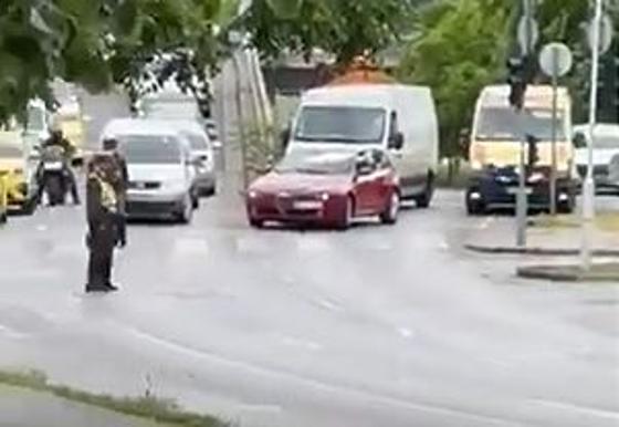 A türk delegáció érkezése olyan nagy figyelmet keltett, hogy még a szirénázó mentőautót is megállították - nézd meg a videót!