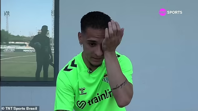 Antony szívszorító vallomásában elárulta, hogy hetekig étkezés nélkül tengődött, teljesen elzárkózva a világtól. A Manchester Unitednál átélt nehézségei miatt érzelmileg összeomlott.