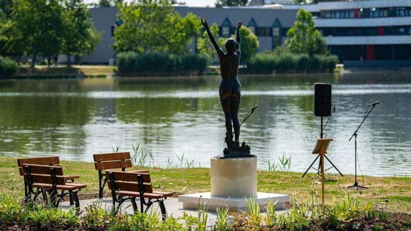 A hányatott sorsú, tóba merült szobor végre méltó helyére került, ahol a múlt fájdalmát és a jövő reményeit egyaránt magában hordozza.
