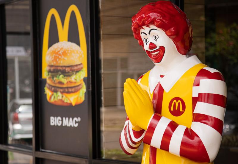 A McDonald's HR-chatbotja egy komoly adatvédelmi botrányba keveredett, amikor több millió álláskereső személyes információit tette közzé. Az incidenst követően sokan aggódnak az adataik biztonsága miatt, hiszen a chatbot által elárult adatok között érzéke