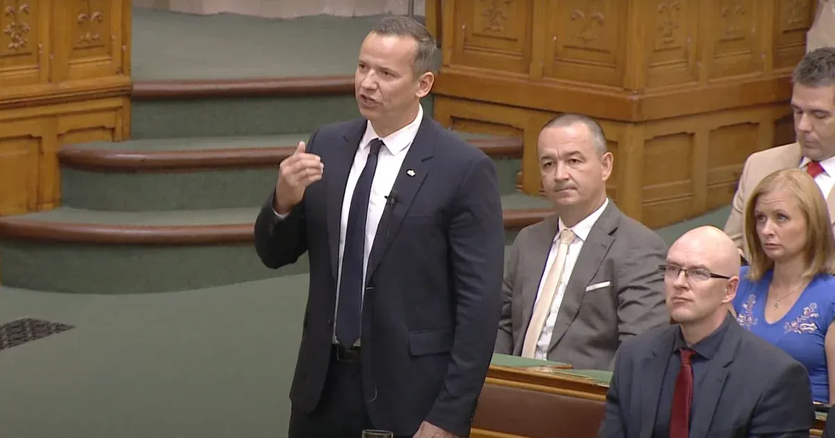 Az ellenzéki képviselők a parlamenti ülésen kifejezték véleményüket, miszerint Orbán Viktornak sürgősen haza kellett volna térnie a magángépével.