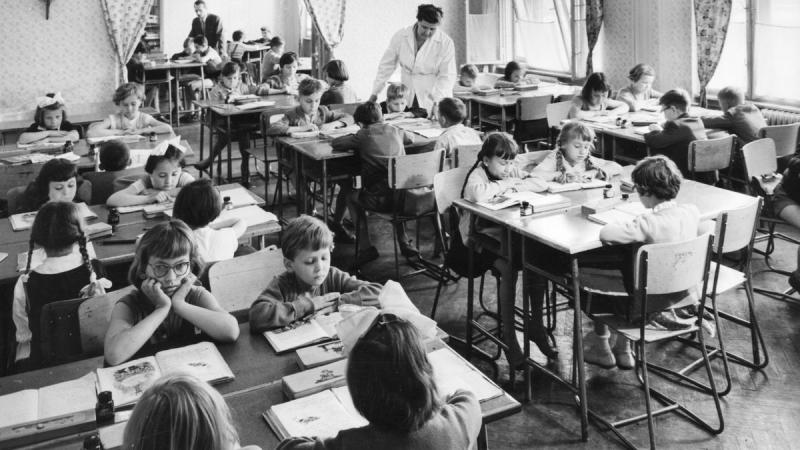 Retró emlékek az iskolapadból: A 80-as évek iskolai relikviái - GALÉRIA - Életérzés

Merülj el a nosztalgia tengerében, és idézd fel a 80-as évek varázslatos iskolai pillanatait! Ebben a galériában a korszak ikonikus sulis kellékei elevenednek meg, amelye