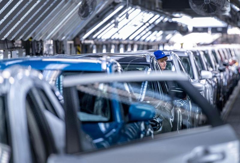 A Központi Statisztikai Hivatal (KSH) friss adatai szerint a 2024-es GDP-növekedési előrejelzés kedvezőbb lett, mivel a 2023-as év gazdasági teljesítménye jelentősen elmaradt a várakozásoktól.
