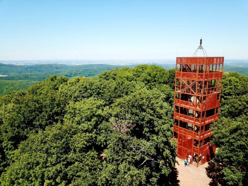 A Zengő hegy gyönyörű panorámája elnyerte a közönség szívét, és megkapta az Év Kilátója címet a legutóbbi szavazáson. A pecsma.hu híre szerint a Zengő nem csupán a táj szépsége miatt népszerű, hanem a látogatók számára kínált élmények miatt is, amelyek a 