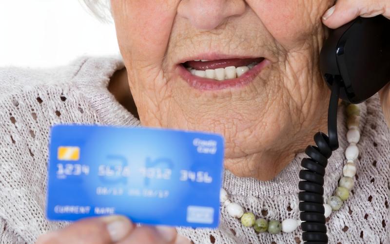 A nyugdíjasokkal szembeni csalások száma folyamatosan növekszik, és egyre kifinomultabb módszerekkel próbálják őket átverni. Az elkövetők különböző trükkökkel manipulálják az időseket, legyen szó telefonos csalásokról, hamis e-mailekről vagy személyes meg