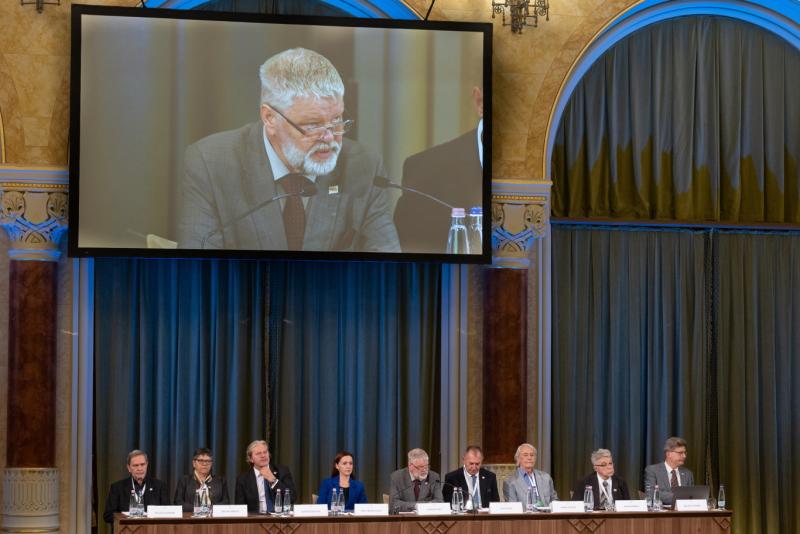 Az MMA közgyűlésének végén egy bátor lelkületű egyén merész javaslatot tett, miszerint úgy tűnik, mintha valaki a figyelem homályába veszett volna...