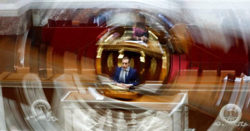 A francia kormány elleni bizalmatlansági indítványok megbuktak, ami újabb fejezetet nyit a politikai tájban. A Demokratikus Párt által benyújtott javaslatok nem nyerték el a szükséges támogatást, így a kormány továbbra is stabilan áll a helyén. A politika