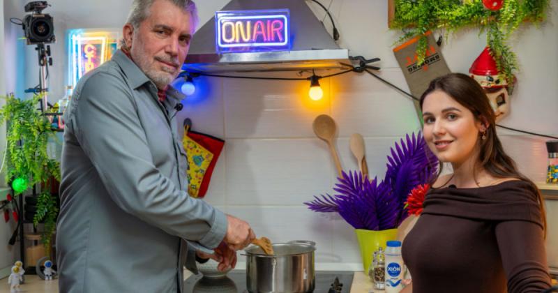 Kaszás Géza ismét a konyha világában próbálja ki magát - Megkezdődött az Újszínház legújabb online műsora | Demokrata