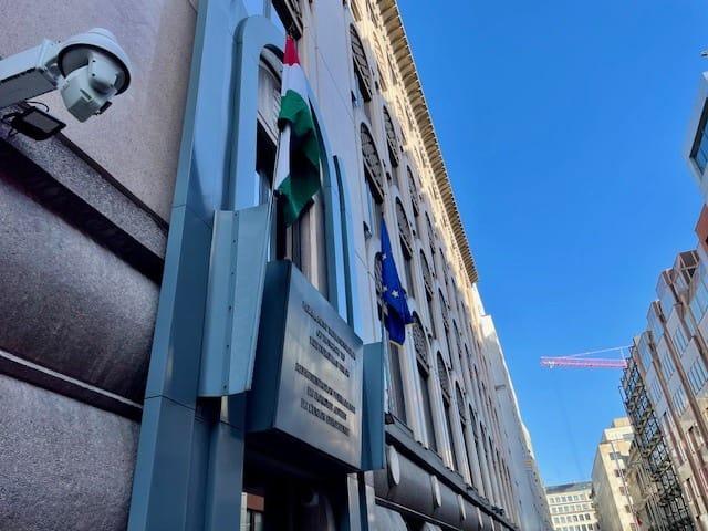 Növekvő feszültség: A brüsszeli magyar kémbotrány a Európai Parlament napirendjére kerül.