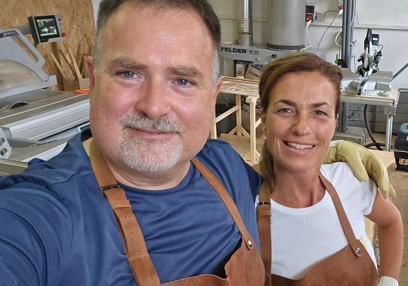 Egy rejtélyes bejegyzés bukkant fel Varga Juditról, amely egy asztalosműhelyben készült fotót tartalmaz. A kép mögött megbújó történet számos kérdést vet fel. | szmo.hu