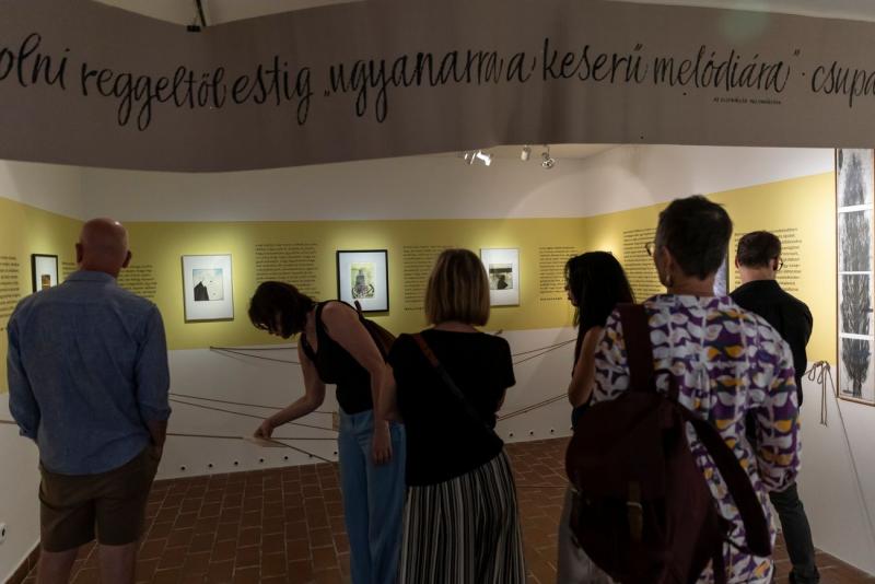 Mindenki a Krasznahorkai-kiállításra kíváncsi - mostantól meghosszabbított nyitvatartással! - Librarius.hu