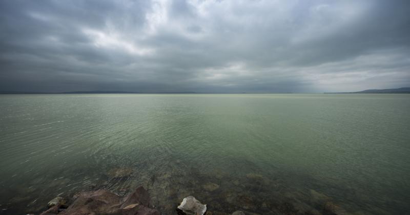 A vízparton tett óvatlan lépések súlyos következményekkel járhatnak: egészségi problémákat és akár tragikus kimeneteleket is okozhat. Érdemes mindig figyelmesnek lenni, hogy elkerüljük a veszélyes helyzeteket!