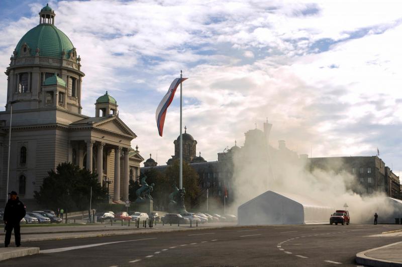A szerbiai parlament előtt politikai feszültségek következtében lövöldözés történt.