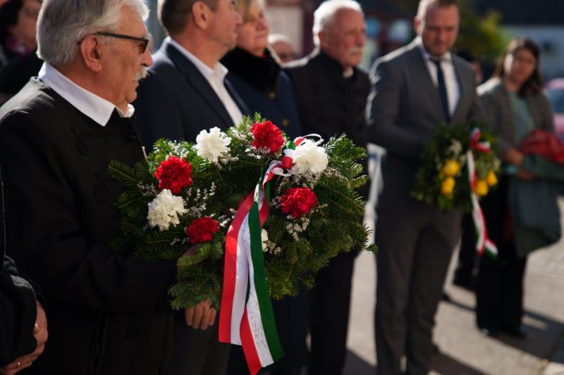 Csak néhányan emlékeznek: Sepsiszentgyörgyön az 1956-os hősökre és áldozatokra tisztelegtek. | Székelyhon