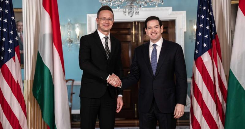 Szijjártó Péter kijelentette, hogy senki sem érez feszültséget a jelenlegi helyzetben. A miniszter úgy véli, hogy a politikai légkör stabil, és a kormány folytatja a munkáját a közjó érdekében. A nyilatkozata alapján a kihívások ellenére is bizakodó a jöv