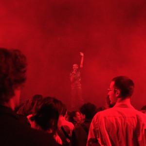 Felfedezem a DJ-t a pult mögött. Harminc éve ismerem a kezeinek minden mozdulatát. De most először pillantok az arcára.