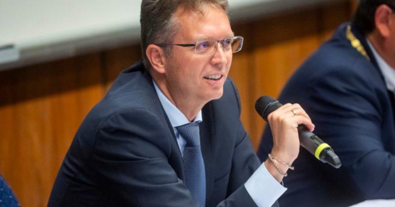 Hankó Balázs: Igazság Magyarországnak!

A közéleti diskurzusban egyre sürgetőbbé válik az igazság keresése, különösen hazánk, Magyarország helyzetében. Az emberek joggal várják el, hogy a politikai vezetés ne csak ígérgessen, hanem valódi, kézzelfogható m