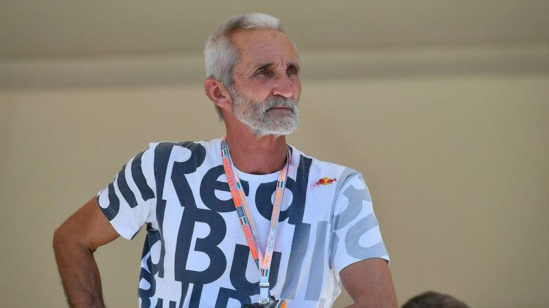 Besenyei Péter, a világbajnok műrepülő pilóta, megszólalt a kenyai tragédia lehetséges okairól, és megosztotta véleményét az esemény hátteréről. A szakértői elemzése során különös figyelmet szentelt a repülési körülményekre és a pilóta döntéseire, amelyek