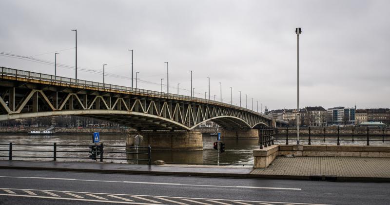 Több mint félmázsás márványtábla zuhant le a Petőfi hídról, egy váratlan esemény, amely sokakat meglepett. A hatalmas kődarab zökkenőmentesen érkezett a földre, és a környéken sétálók figyelmét azonnal felkeltette.