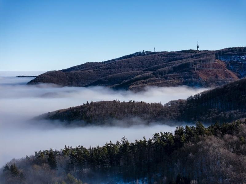 A jövő héten valódi novemberi hangulat köszönt ránk: sűrű köd, szürke felhők, esőcseppek és melankolikus borongás várható.