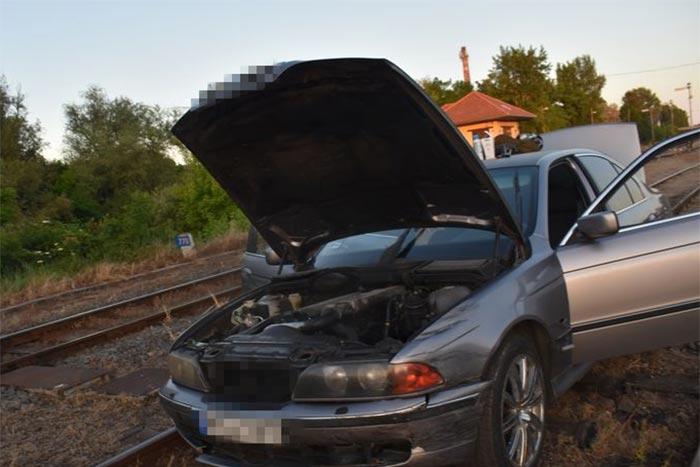 Azt gondolta, hogy a BMW-vel a síneken is el tud száguldani, de hatalmasat csalódott.
