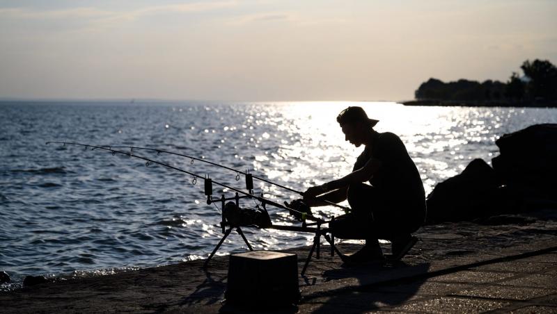 Jövőre nem változnak a balatoni horgászjegyek árai, így a horgászok továbbra is kedvező áron élvezhetik a tó nyújtotta lehetőségeket.