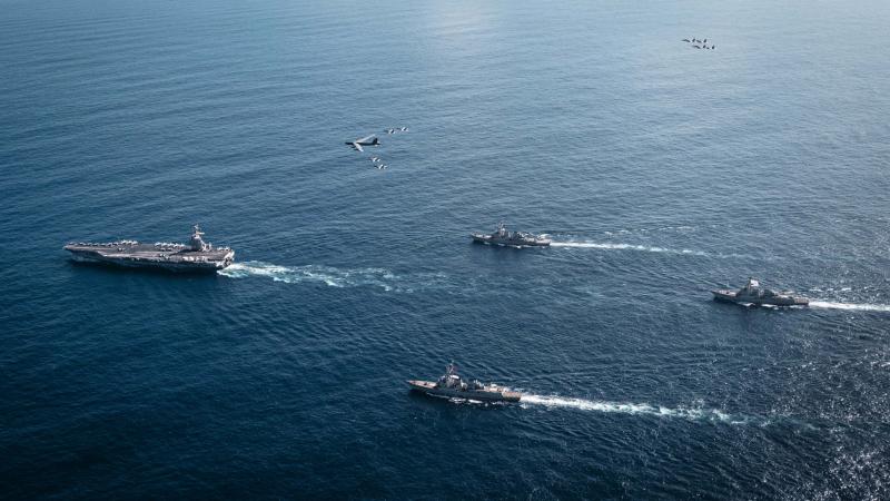 Trump nem tréfál: a USS Gerald R. Ford hadihajó már a Karib-tenger vizein jár, és lehet, hogy egy újabb konfliktus előjeleit hozza magával.