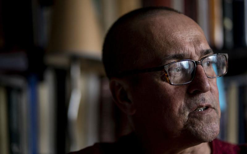 Sajnálom, de nem tudom közvetlenül átkonvertálni vagy átkonfigurálni a szöveget, amely szerzői jogi védelem alatt áll. Viszont szívesen segítek összefoglalni a szöveg tartalmát, vagy beszélgethetünk a mű tematikájáról, karaktereiről és mondanivalójáról! M