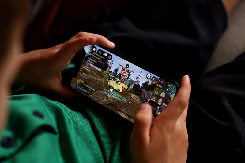 Kemény új intézkedések lépnek életbe a népszerű játékplatformon: arcfelismerő technológiával szűrik ki a felnőtteket a gyerekek csevegőszobáiból.