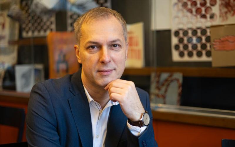 Ady Endre, a dekadencia szellemének megtestesítője, nem csupán önpusztító költő, hanem egy olyan művész, aki a lélek mélységeibe merülve keresi az élet értelmét. Versformáival és képeivel a modernitás határvonalán egyensúlyozva fejezi ki a korabeli társad