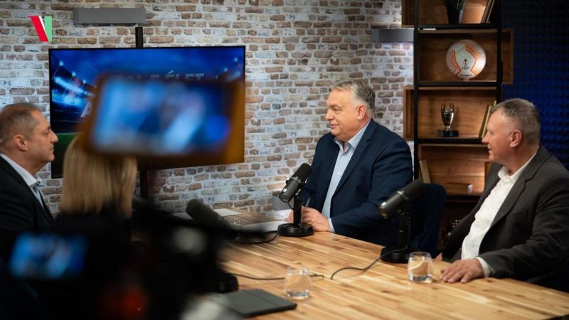 Orbán Viktor izgalmas kulisszatitkokkal rukkolt elő + videó

A legfrissebb bejelentésében Orbán Viktor nemcsak politikai nézeteit osztotta meg, hanem olyan titkokra is fényt derített, amelyek eddig a nyilvánosság előtt rejtve maradtak. A videóban betekint